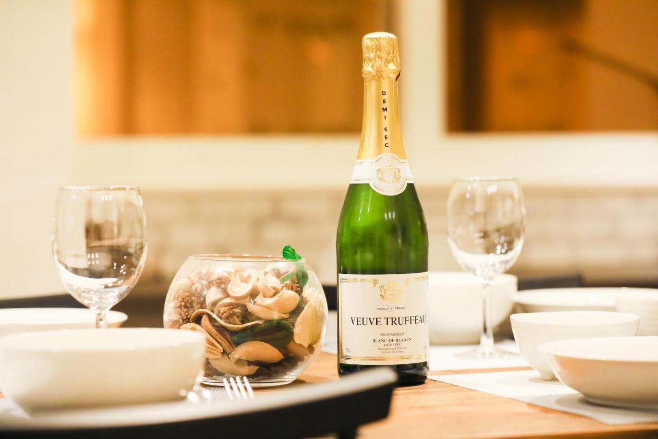 Teine White House Villa Sapporo Bagian luar foto