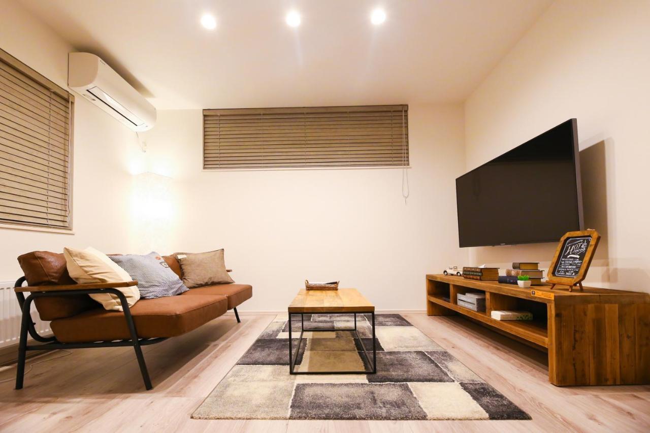 Teine White House Villa Sapporo Bagian luar foto