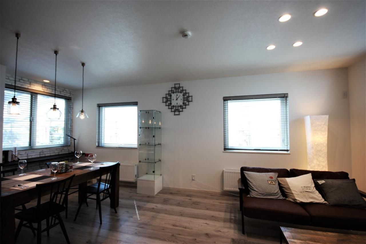 Teine White House Villa Sapporo Bagian luar foto