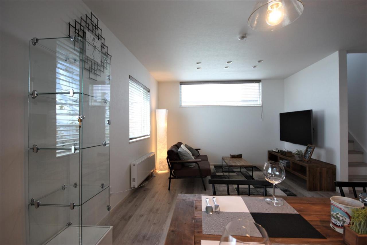 Teine White House Villa Sapporo Bagian luar foto